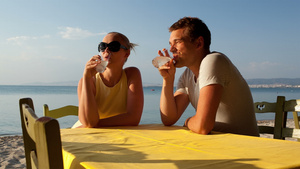 年轻夫妇在海边喝酒18秒视频