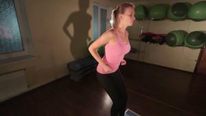 年轻女子在健身房健身锻炼运动9秒视频