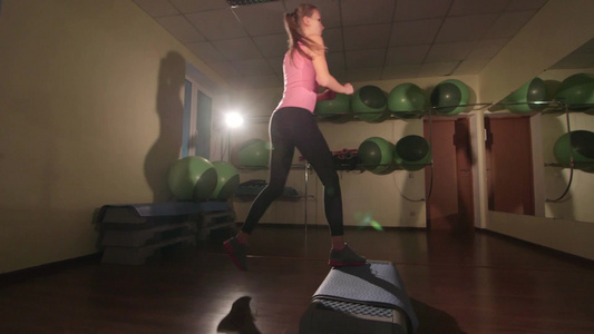 年轻女子在健身俱乐部有氧锻炼视频
