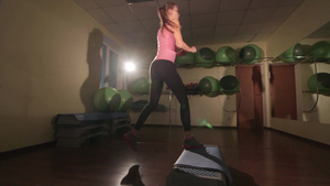 年轻女子在健身俱乐部有氧锻炼9秒视频