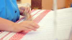 在纺织厂用织布机手工工作的妇女纺织工业13秒视频