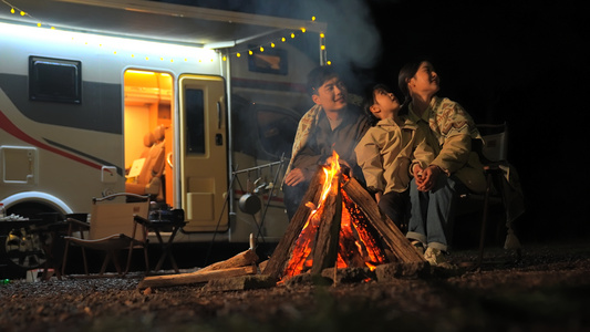 一家三口房车露营夜晚篝火取暖视频