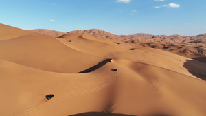 航拍沙漠中驾驶越野车冲沙越野穿行4k素材50秒视频