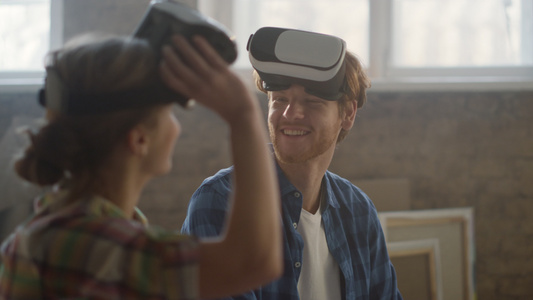 幸福的新婚夫妇使用虚拟眼镜和现代技术描绘房屋装修效果视频