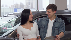 幸福的情侣抱抱在经销沙龙持有汽车钥匙8秒视频