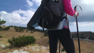 年轻女白天在通往山高地的路上徒步旅行10秒视频