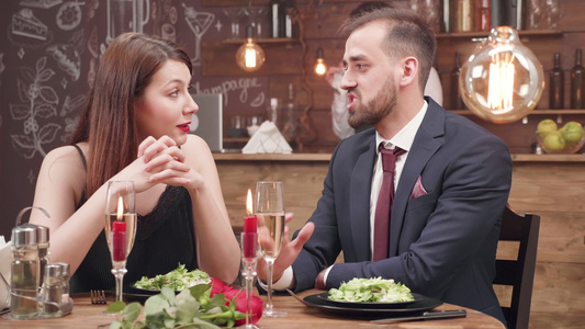 年轻可爱的情侣在浪漫的晚餐约会视频