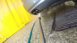 在车库或洗衣服务中心的车辆表面喷洒水8秒视频