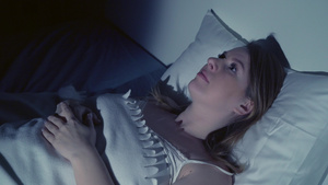 有失眠的女人躺在床上睁着眼睛躺着15秒视频