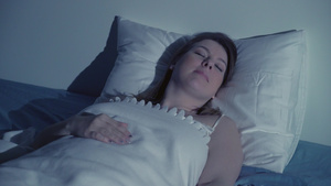 年轻女青年醒睡着时做恶梦22秒视频