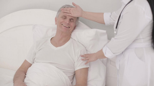 一名灰色头发男子正在医院进行健康检查9秒视频