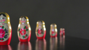 古老的玩具手工制作的巢娃俄罗斯的木制玩具俄罗斯的传统娃7秒视频