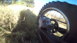越野自行车骑在泥土轨道后轮角度13秒视频