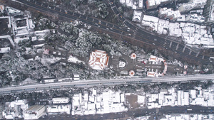 航拍俯拍冬天飘雪中的武汉地标古建筑黄鹤楼雪景4k素材57秒视频