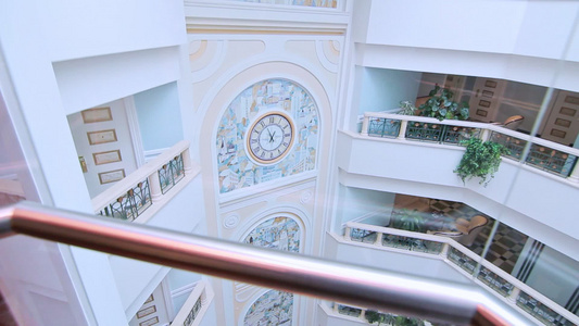 玻璃电梯在豪华酒店内移动视频