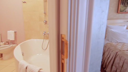 在旅馆豪华房间的卧室内用部浴在旅馆的舒适房间视频