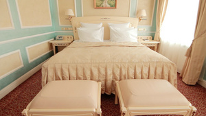 豪华床铺在公寓房间的豪华床现代旅馆舒适的卧室在旅馆8秒视频