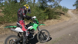 骑手在泥土地骑着摩托车14秒视频