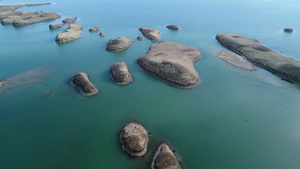 青海水上雅丹沙漠中的地貌奇观多角度航拍44秒视频
