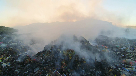 燃烧垃圾堆产生的有毒烟雾向空气上升视频