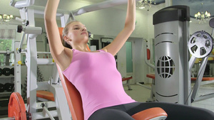 健身俱乐部对年轻女子进行胸部训练16秒视频