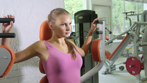 在健身俱乐部中年轻女子体重训练运动12秒视频