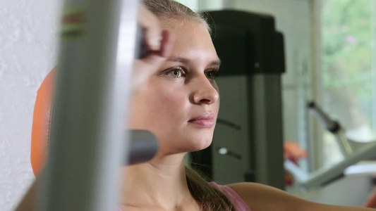 年轻女性在健身俱乐部接受体重锻炼训练的面孔视频
