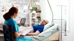 躺在疗养院住院病床上的退休老人15秒视频