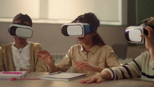 学生在小学课堂上使用 3d vr 眼镜视频