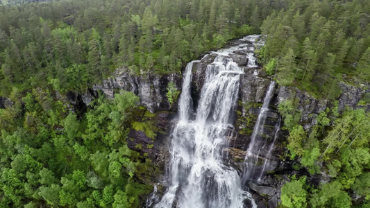 航拍挪威瀑布中的空中视角视频