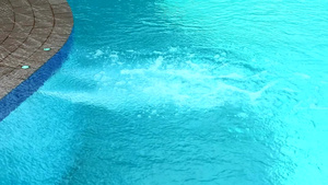 游泳池喷雾器按摩疼痛和疲累的身体12秒视频