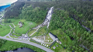 挪威鸟眼瀑布中的空中视角11秒视频