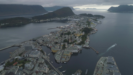 挪威奥勒松镇在海岸的阴天空中高海拔视图无人机绕行视频