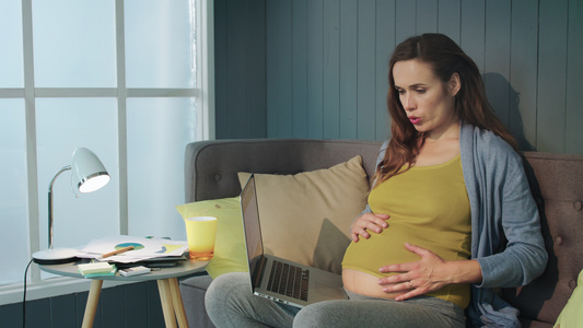 怀孕孕妈抚摸肚子缓解腹部疼痛视频