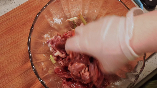 抓匀腌制牛肉视频