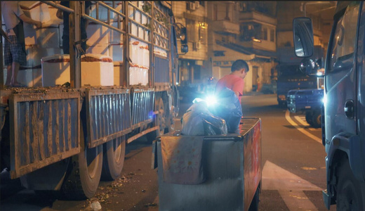 夜晚推车摆摊的人视频