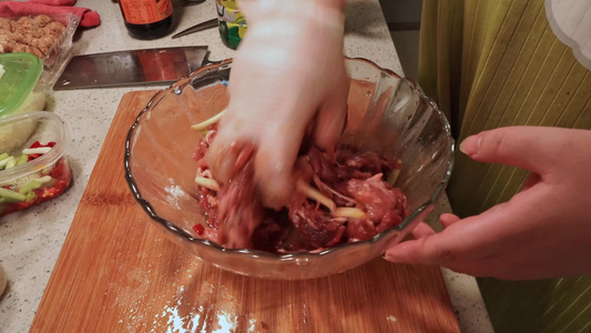 抓匀腌制牛肉视频