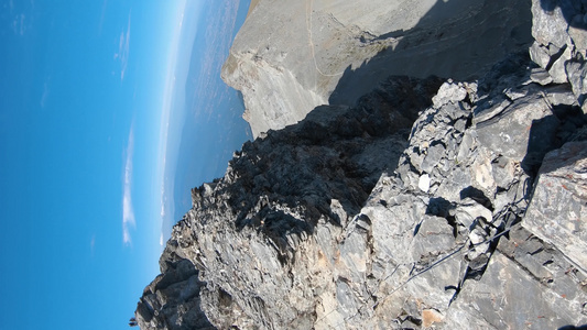 攀登第一视角在奥林匹斯山上最高和最危险的山峰Mytikas视频
