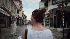 女游客在奥赫里德老城的街道上行走缓慢运动30秒视频