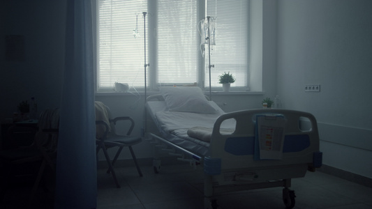空荡荡的诊所室内配有整洁的床铺医疗滴水视频