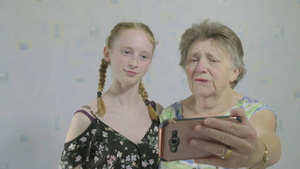 与外祖母自拍的少女和少女16秒视频