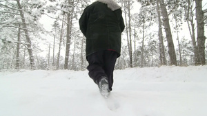 失落的妇女在雪中走21秒视频