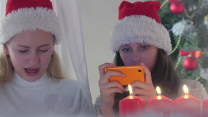 圣诞节在家的儿童拿着手机拍摄20秒视频