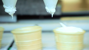 自动生产线关闭工厂华夫饼杯中的冰淇淋21秒视频