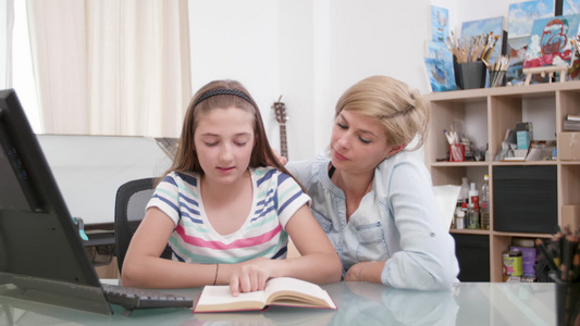 相爱的母亲和她的少女在读一本书在一起视频