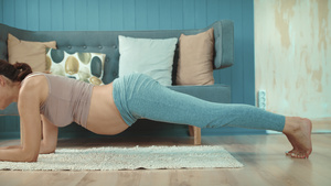 怀孕孕妈在家做瑜伽17秒视频