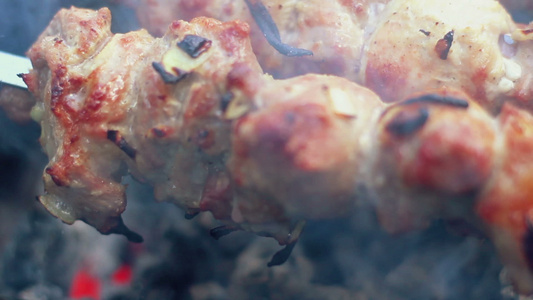 曼加尔烤猪肉用木炭烤肉烤肉特写镜头视频