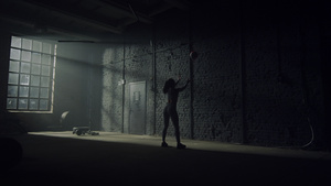 女性健美运动员用球靠墙做深蹲20秒视频