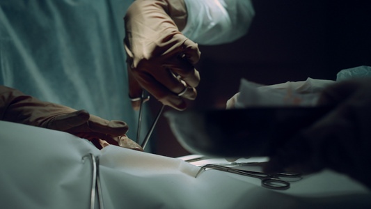 外科医生手使用钳手术室特写视频