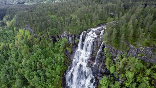 航拍森林瀑布中的空中景色视频